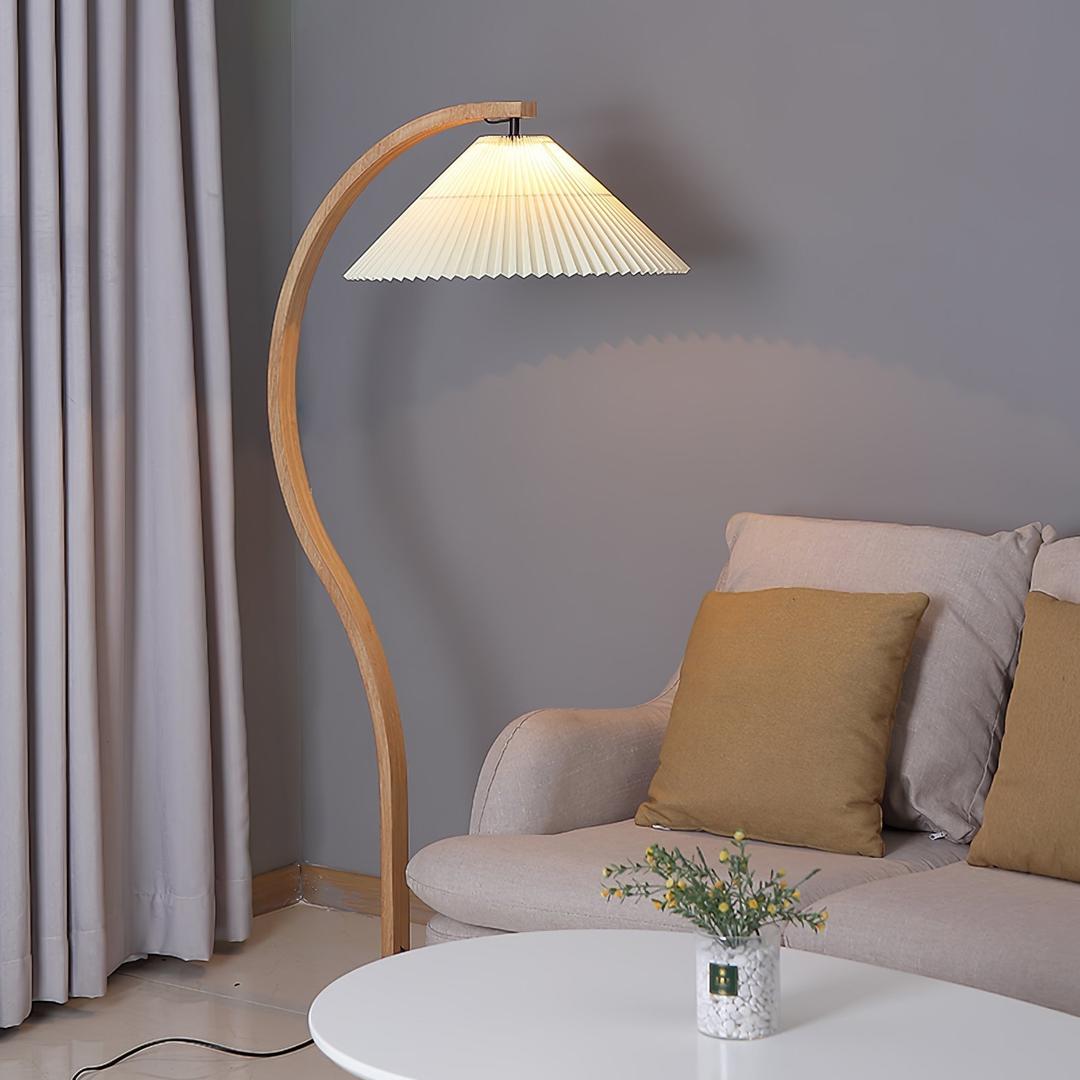 Lampe sur pied en bois avec abat-jour plissé