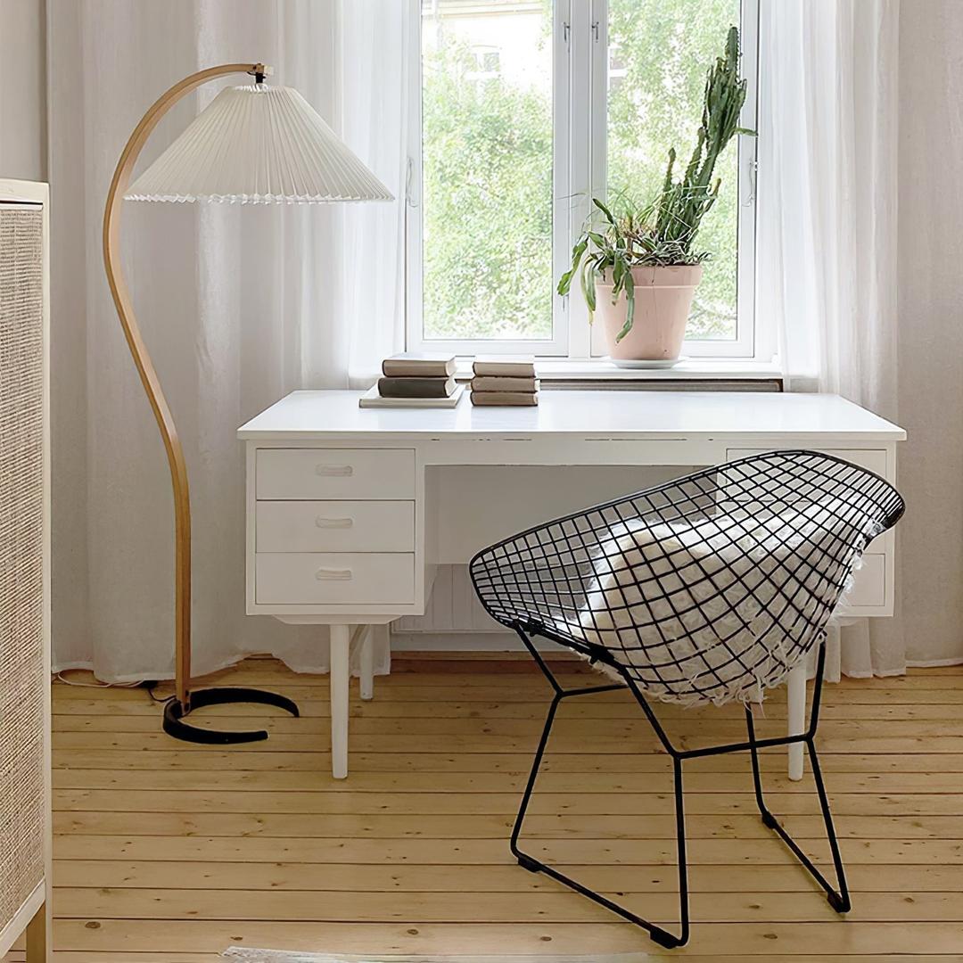Lampe sur pied en bois avec abat-jour plissé
