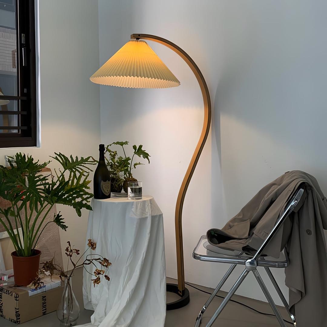 Lampe sur pied en bois avec abat-jour plissé