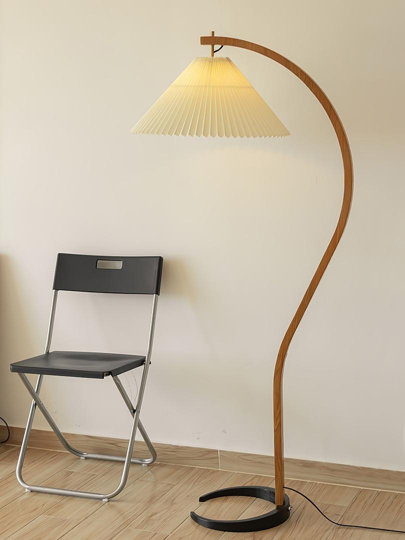 Lampe sur pied en bois avec abat-jour plissé