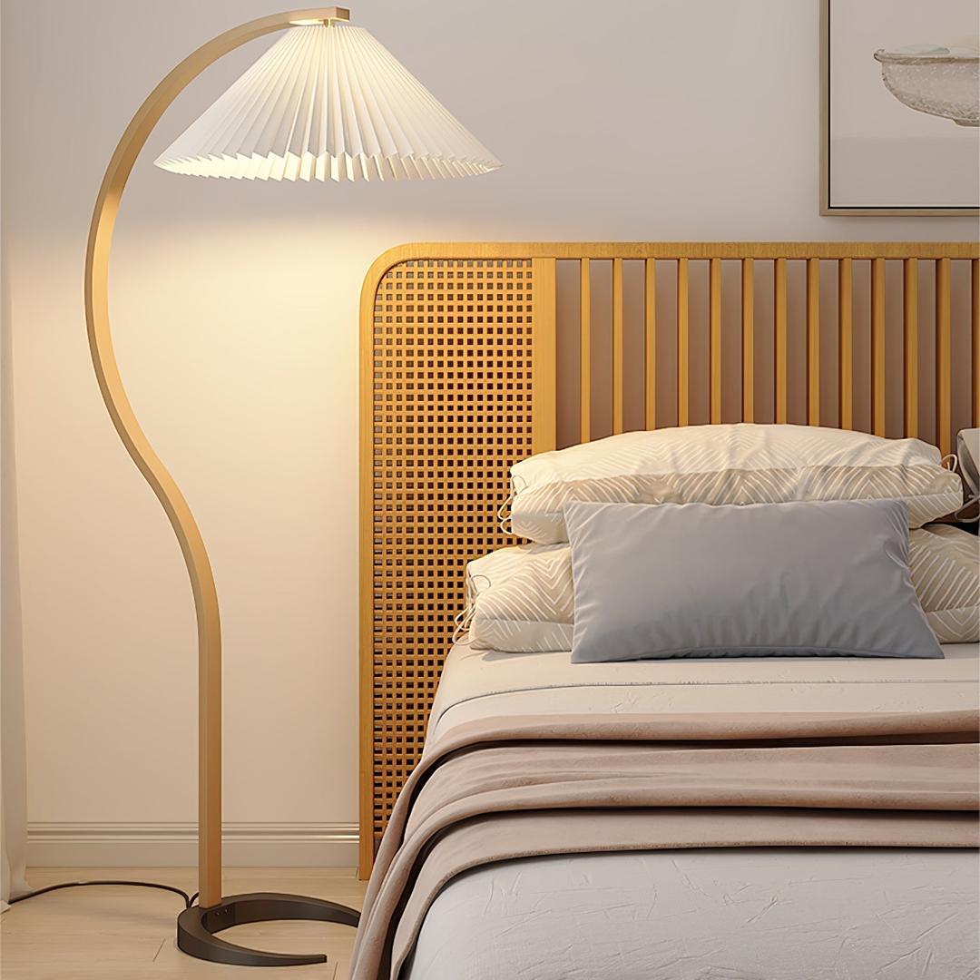 Lampe sur pied en bois avec abat-jour plissé