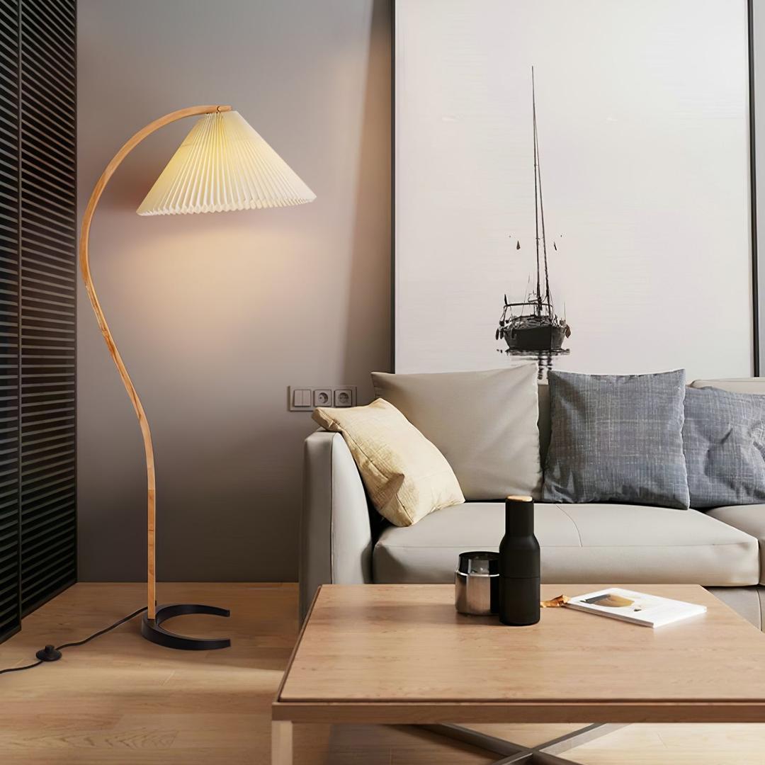Lampe sur pied en bois avec abat-jour plissé