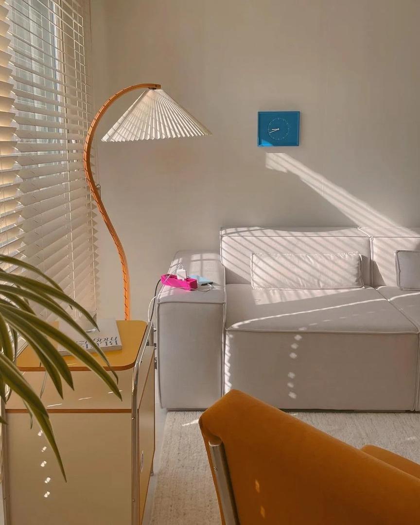 Lampe sur pied en bois avec abat-jour plissé