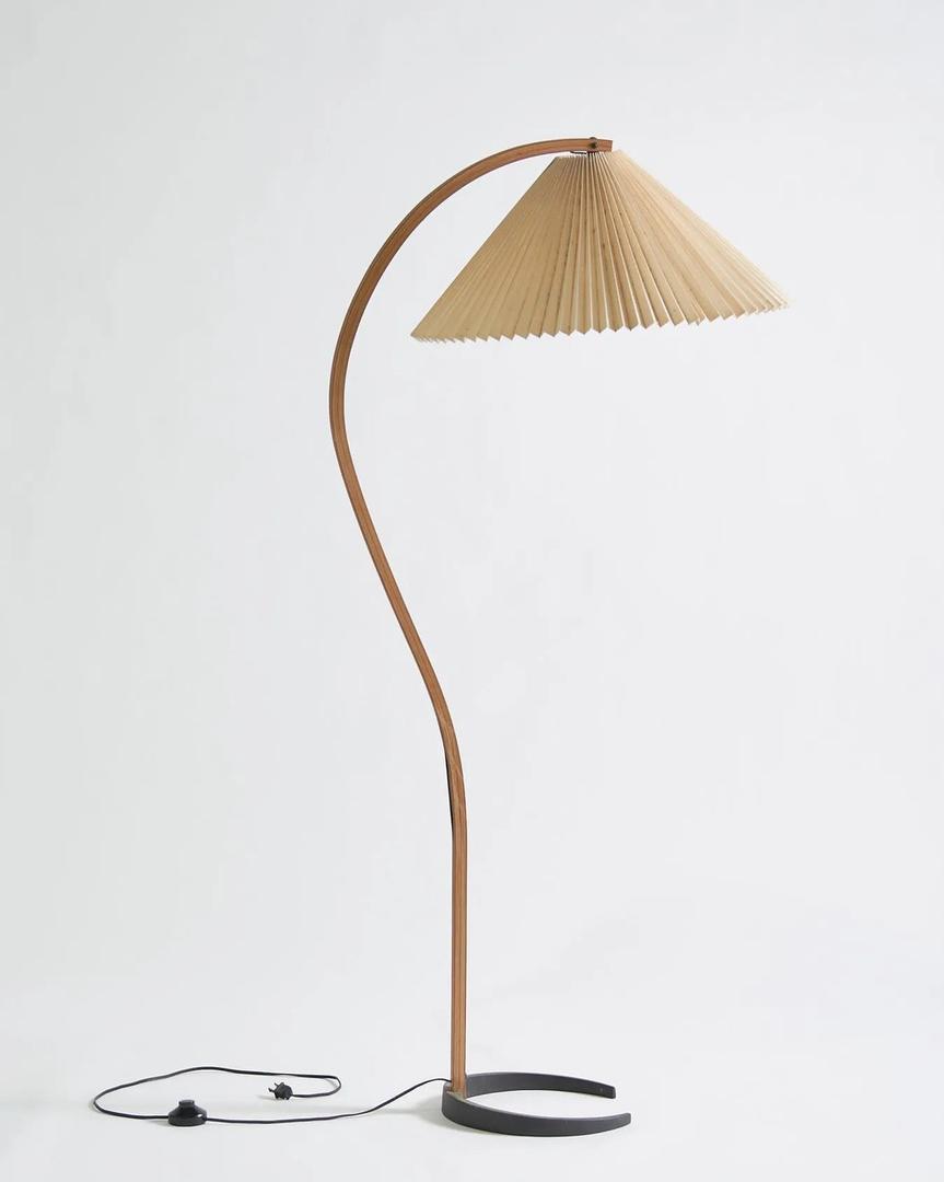 Lampe sur pied en bois avec abat-jour plissé