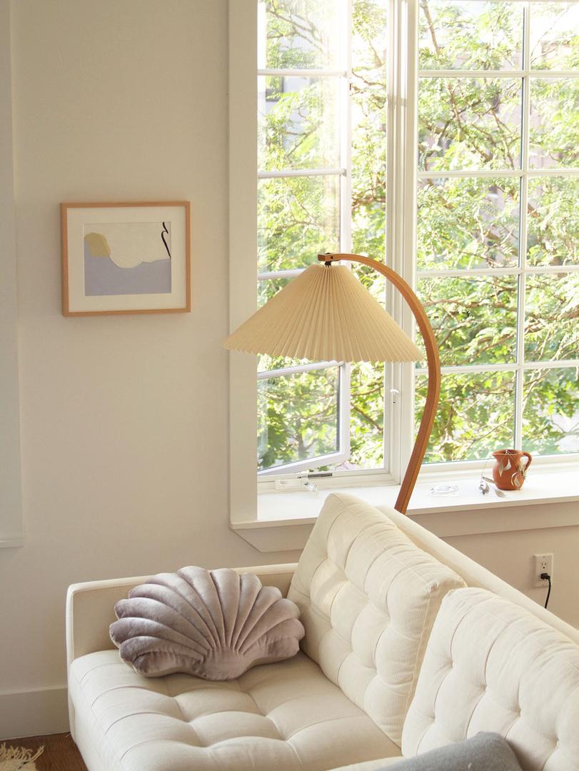 Lampe sur pied en bois avec abat-jour plissé