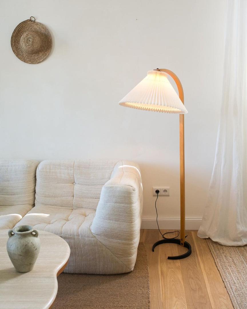 Lampe sur pied en bois avec abat-jour plissé