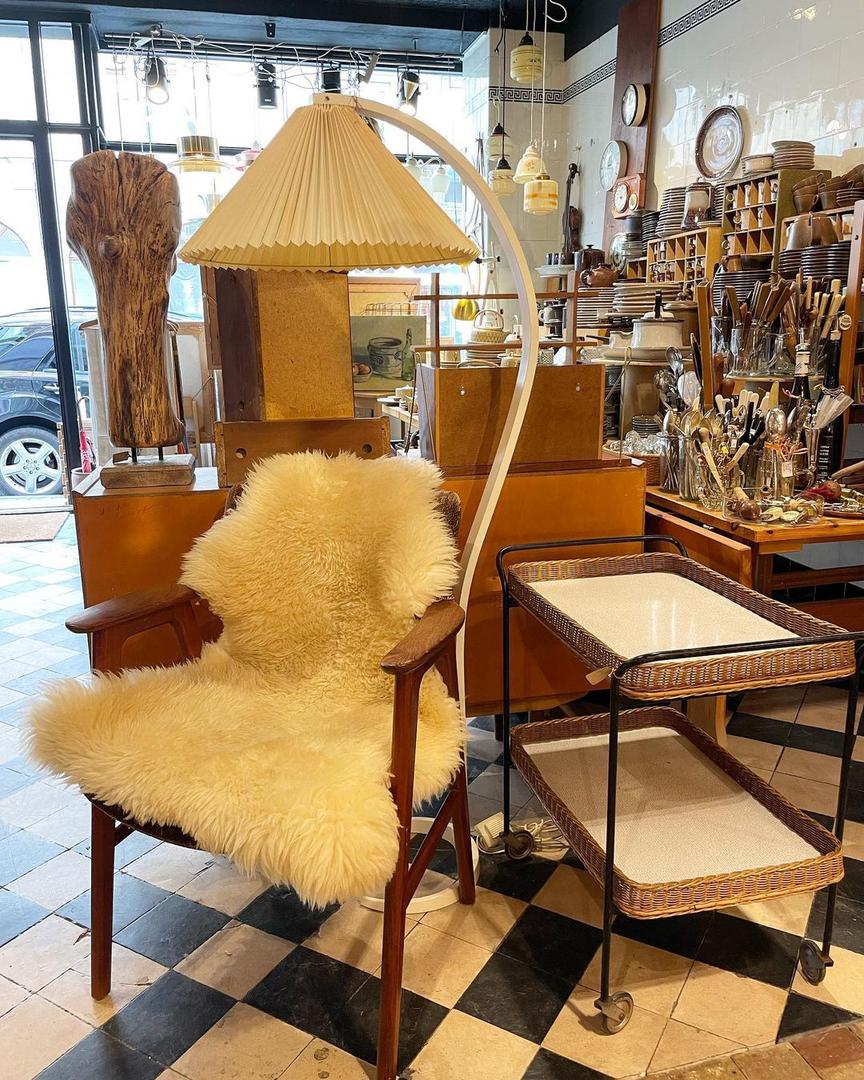Lampe sur pied en bois avec abat-jour plissé