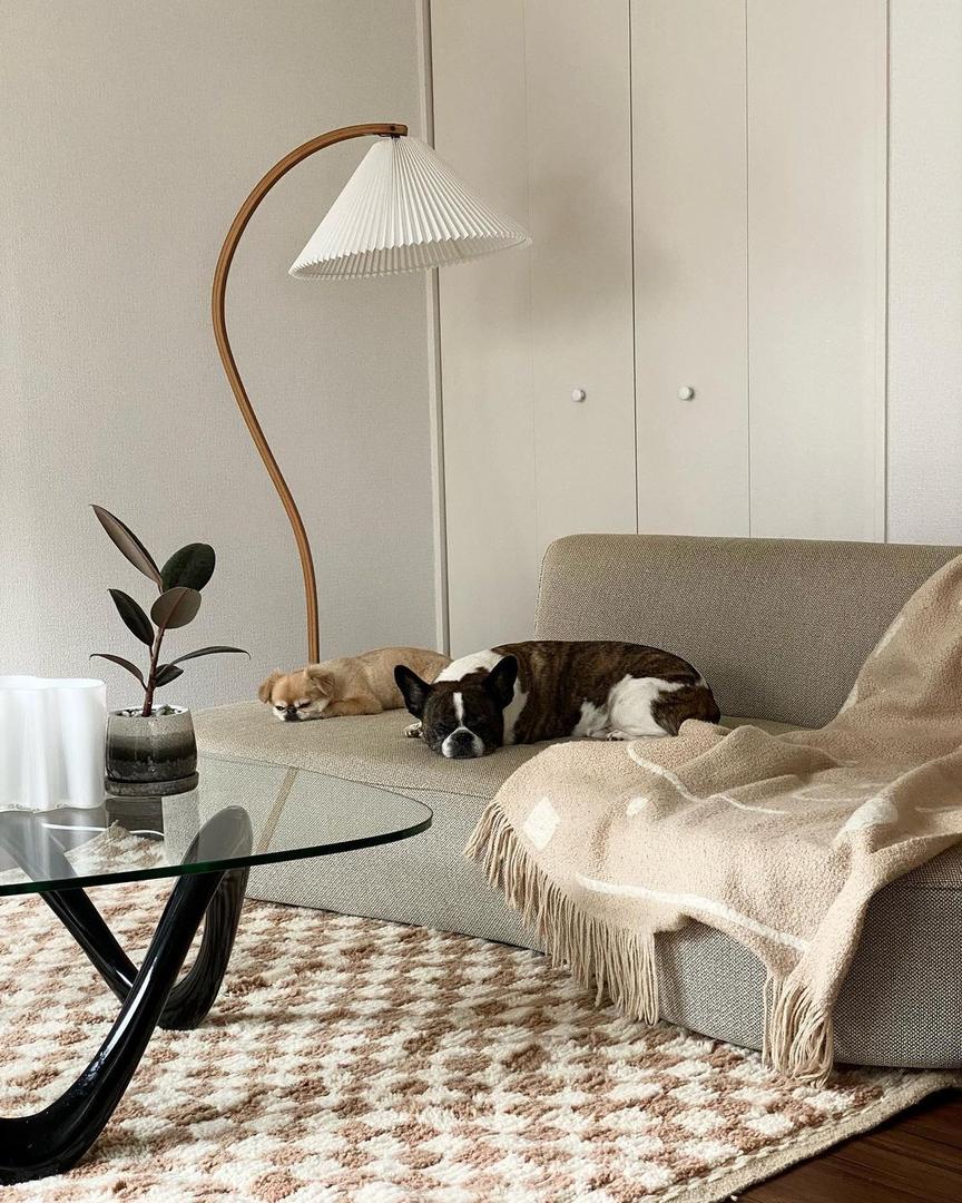 Lampe sur pied en bois avec abat-jour plissé