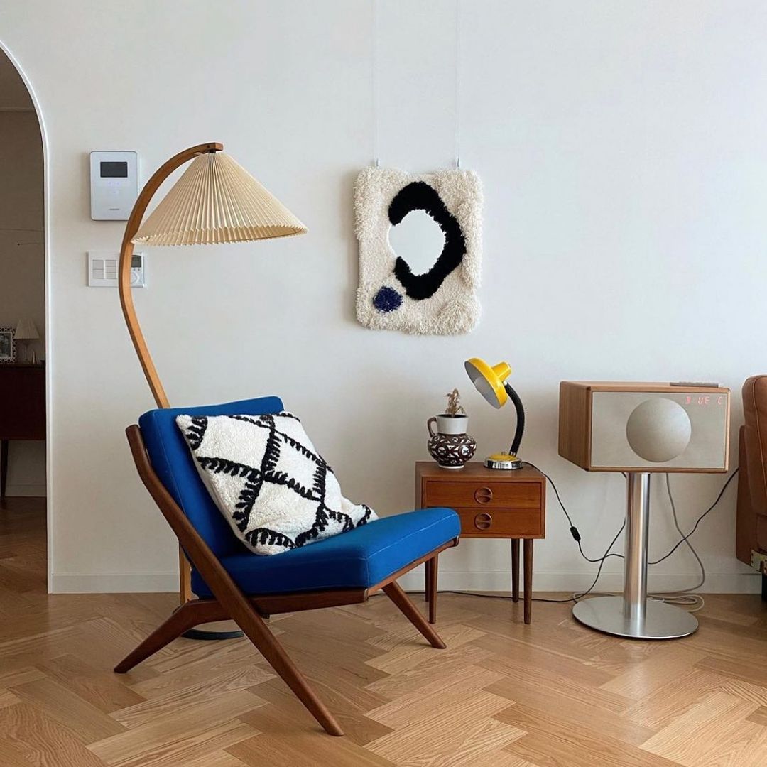 Lampe sur pied en bois avec abat-jour plissé