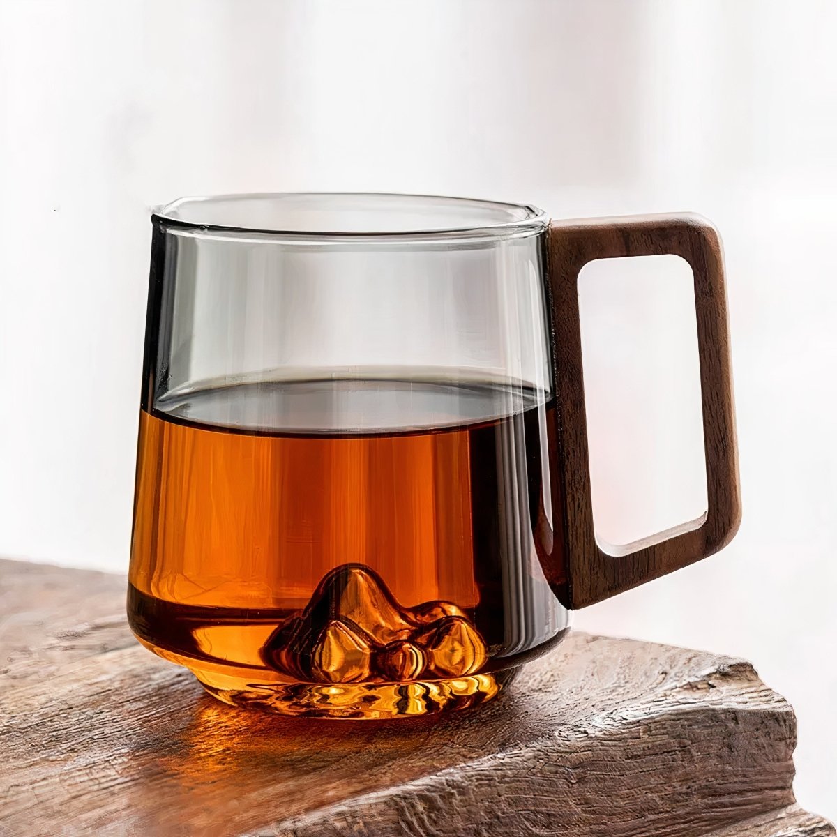 Skośna Filiżanka z Przydymionego Szkła z Uchwytem z Orzecha, 440 ml