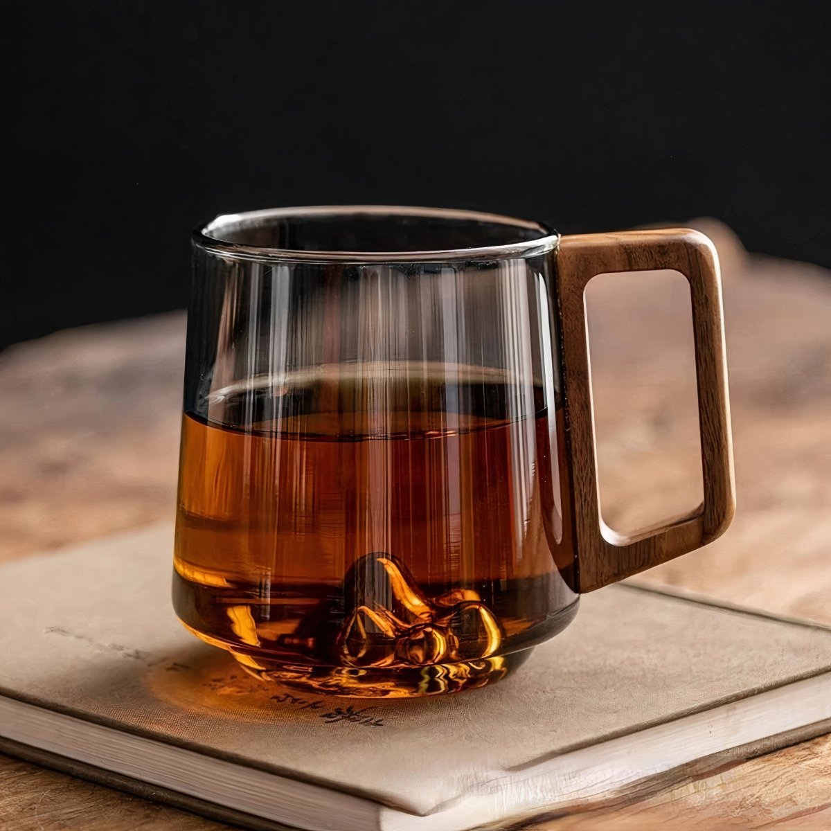 Skośna Filiżanka z Przydymionego Szkła z Uchwytem z Orzecha, 440 ml