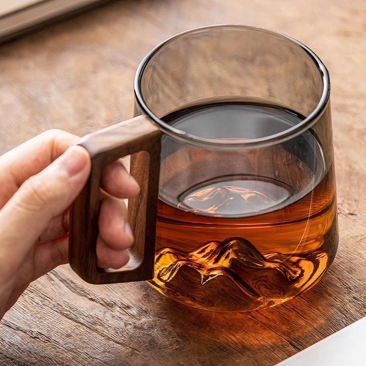 Skośna Filiżanka z Przydymionego Szkła z Uchwytem z Orzecha, 440 ml