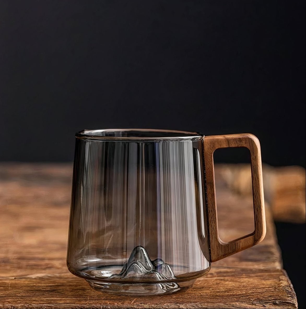 Skośna Filiżanka z Przydymionego Szkła z Uchwytem z Orzecha, 440 ml