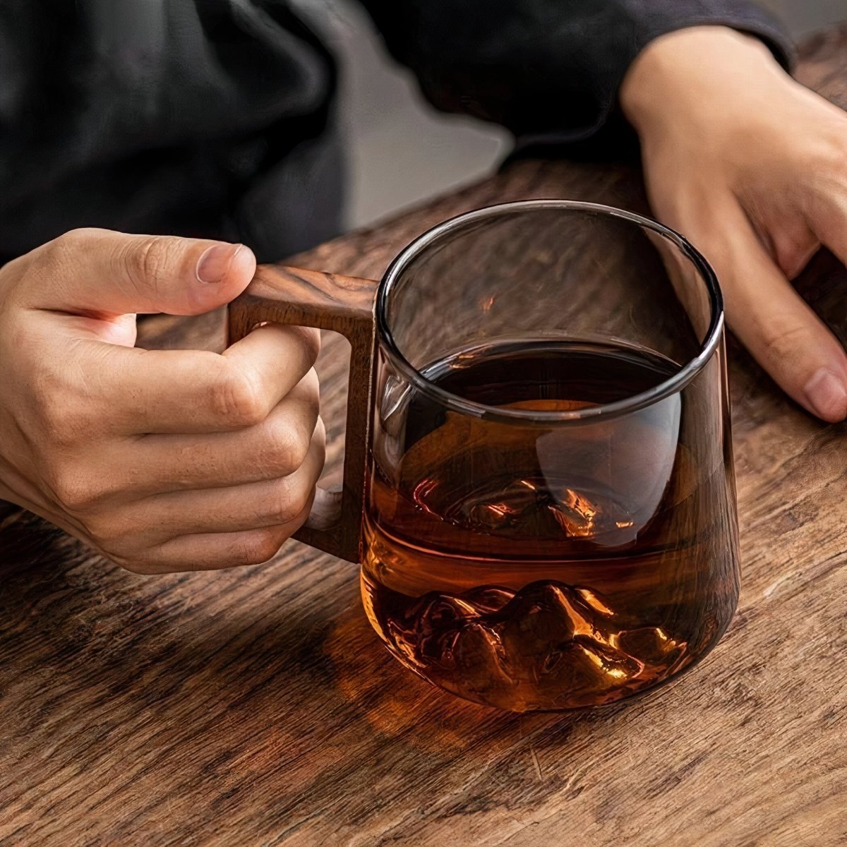 Skośna Filiżanka z Przydymionego Szkła z Uchwytem z Orzecha, 440 ml