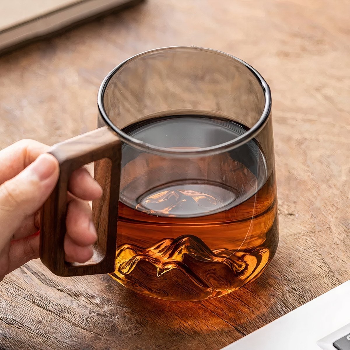 Skośna Filiżanka z Przydymionego Szkła z Uchwytem z Orzecha, 440 ml