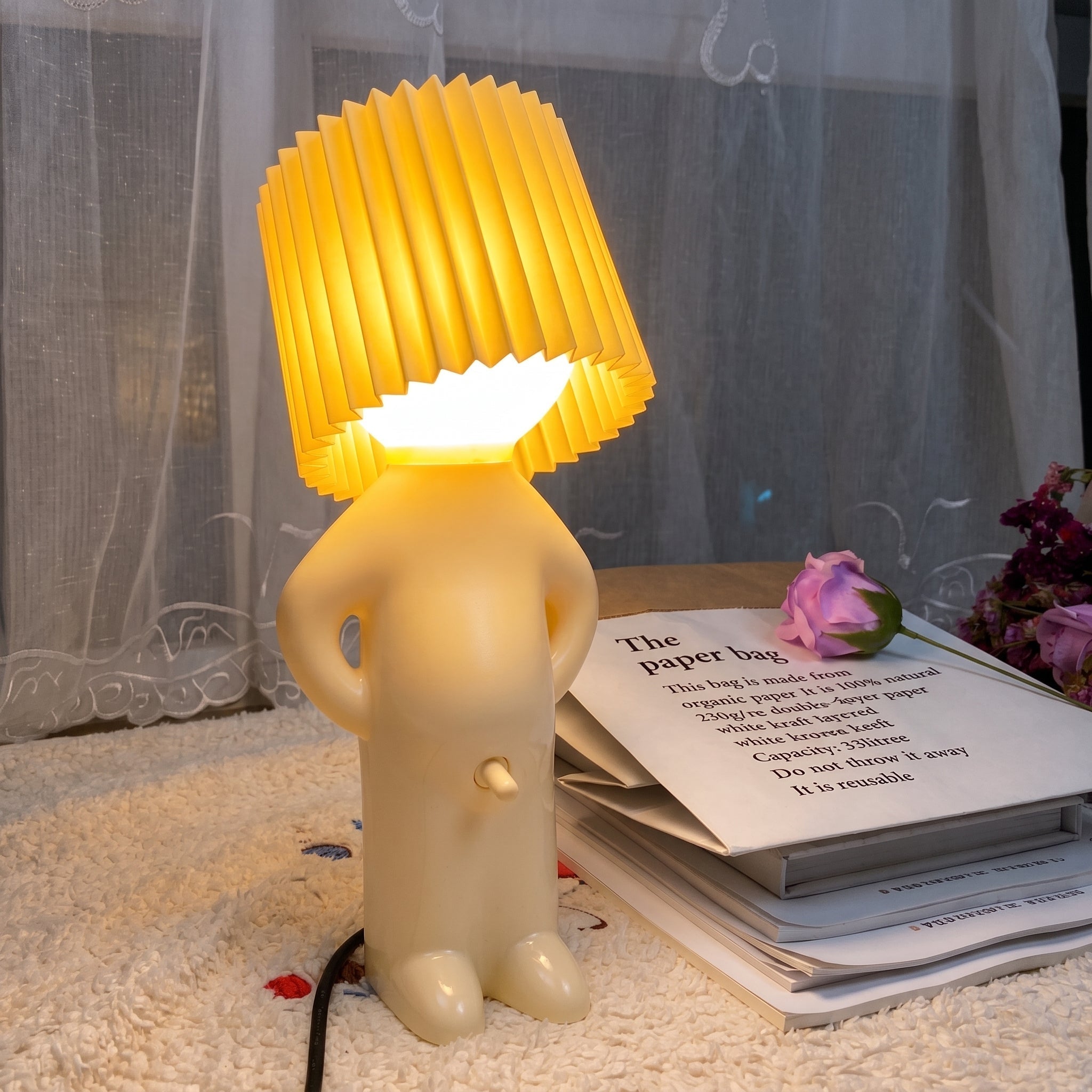 Lampa Stołowa w Kształcie Postaci z Plisowanym Kloszem