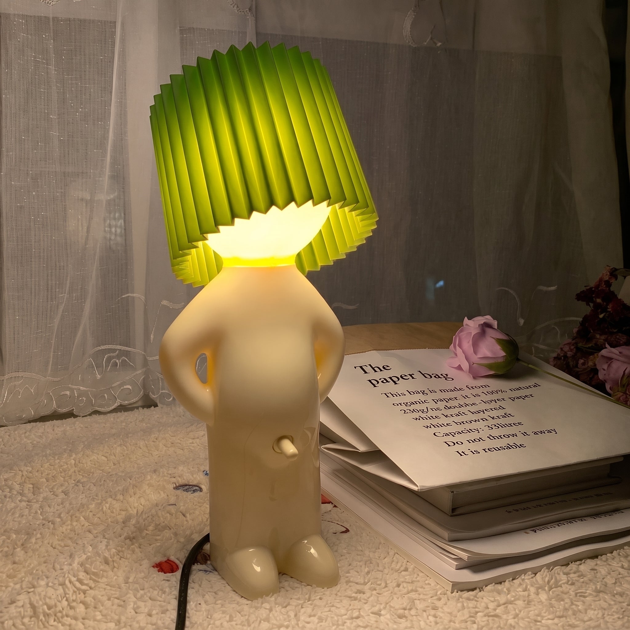 Lampa Stołowa w Kształcie Postaci z Plisowanym Kloszem