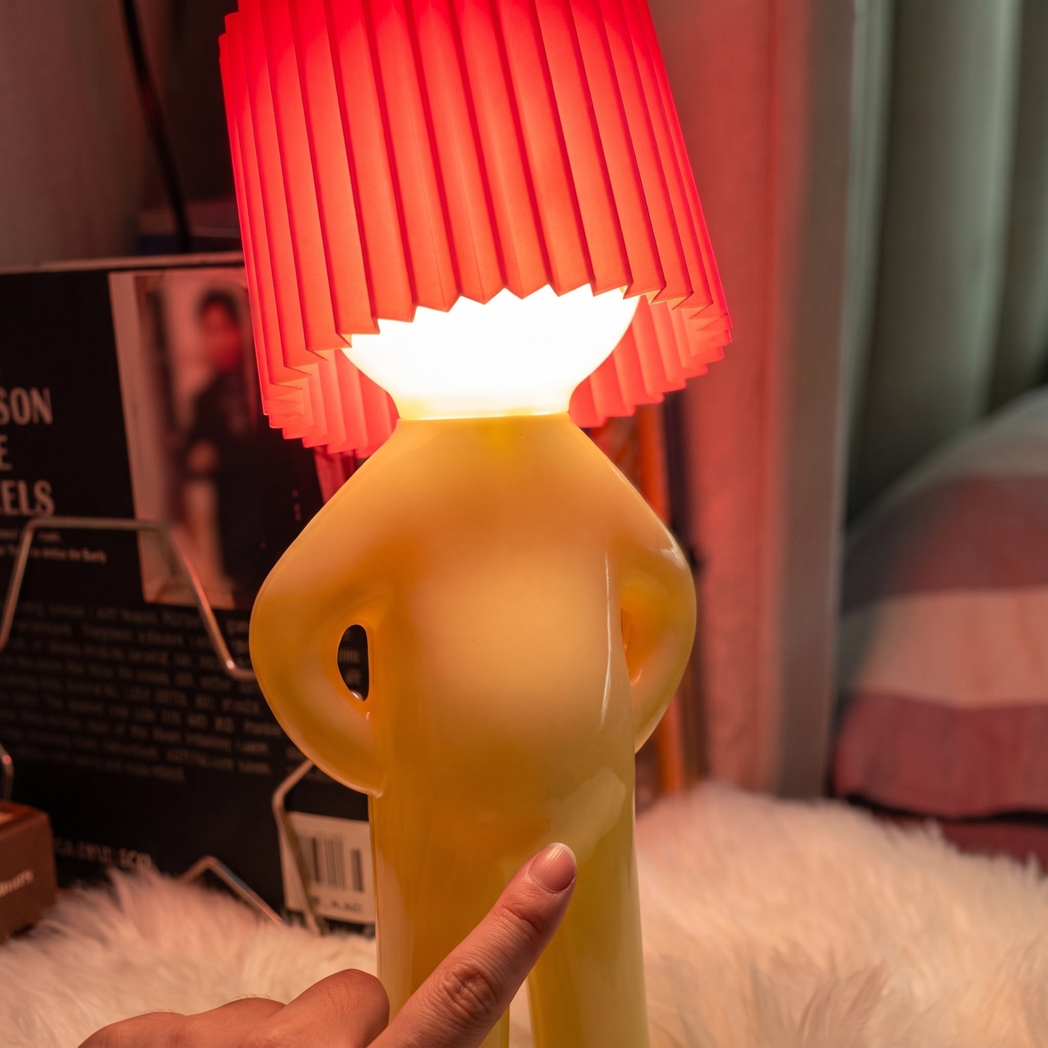 Lampa Stołowa w Kształcie Postaci z Plisowanym Kloszem
