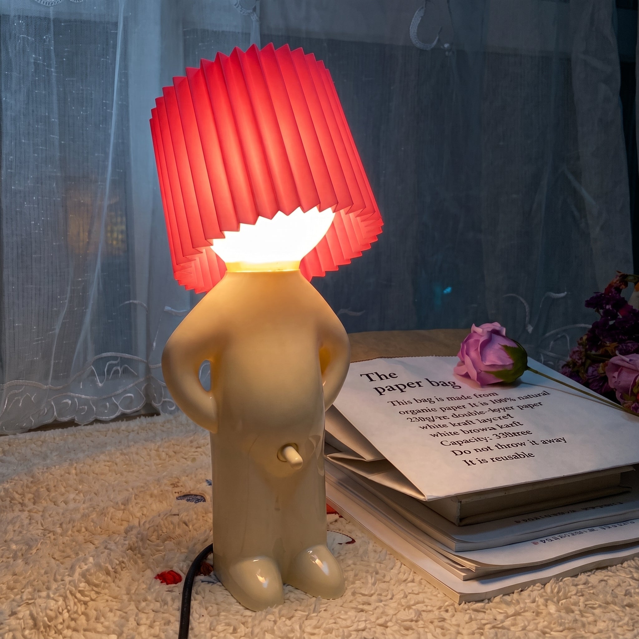 Lampa Stołowa w Kształcie Postaci z Plisowanym Kloszem