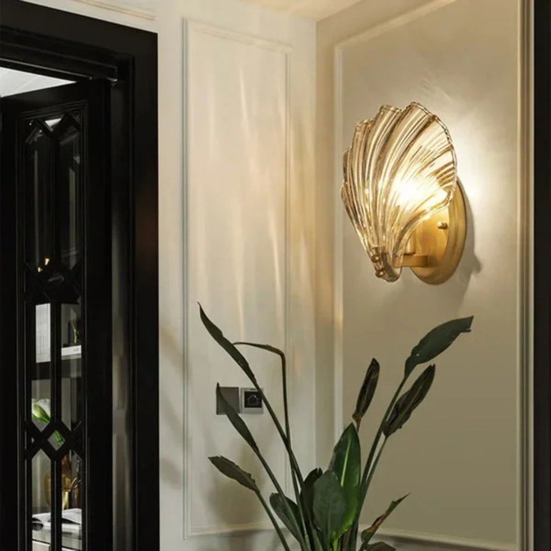 Art Deco mosiężna lampa ścienna w kształcie muszli – widok produktu 3 | Nuvira Home