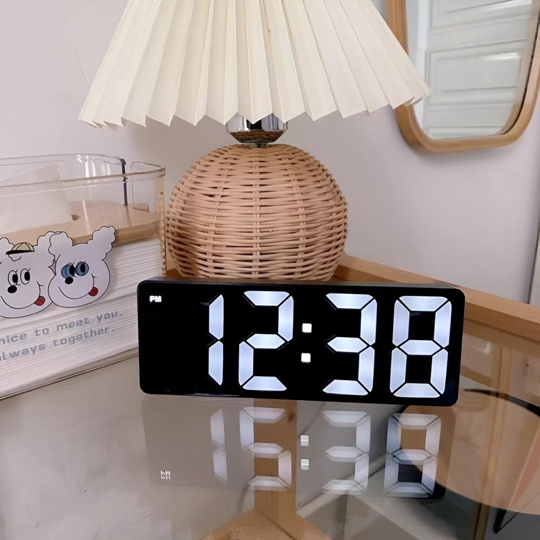 Cyfrowy Lustrzany Budzik LED – Stylowy – widok produktu 6 | Nuvira Home