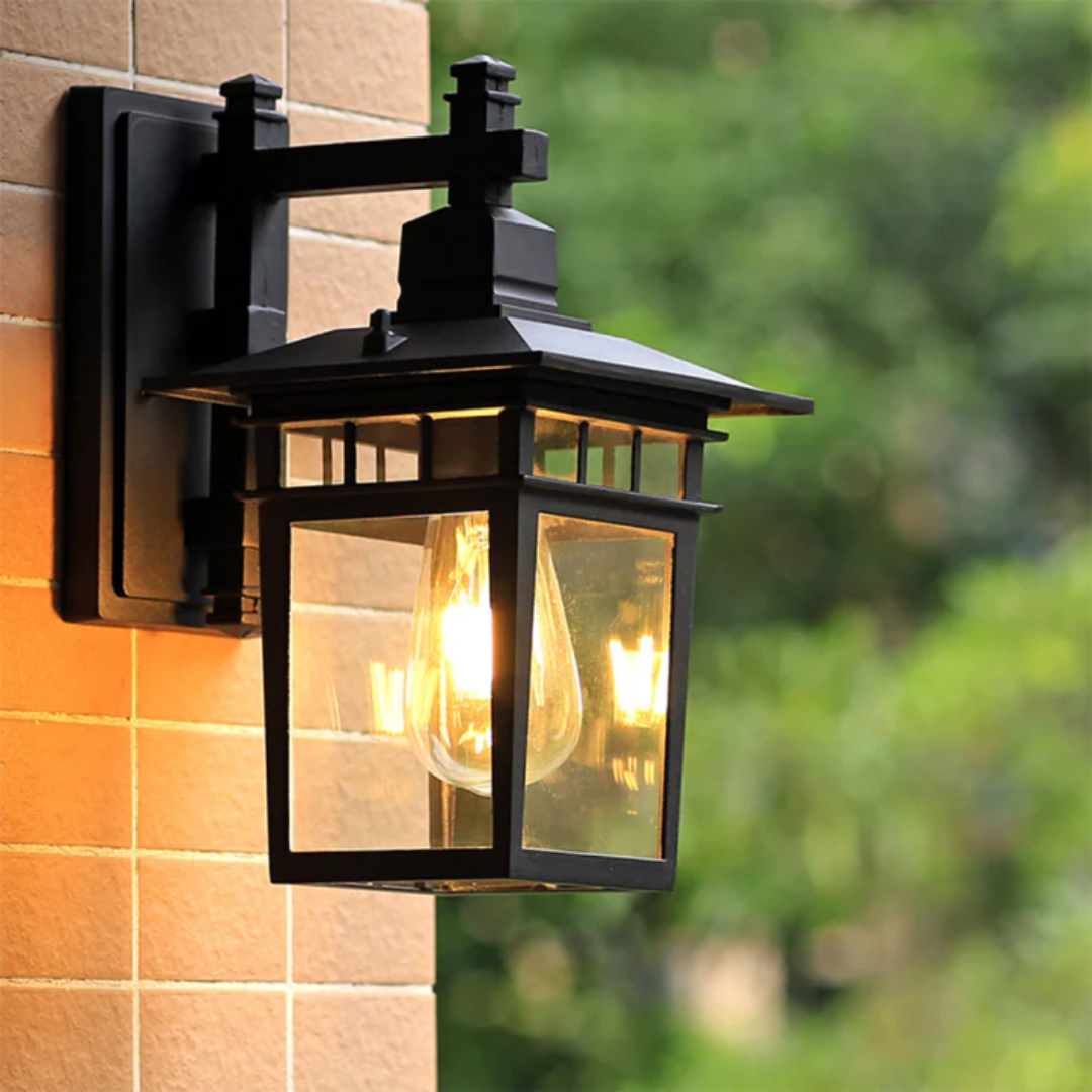 Czarna Lampa Ścienna Zewnętrzna – Ponadczasowy Nowoczesny Styl – widok produktu 1 | Nuvira Home