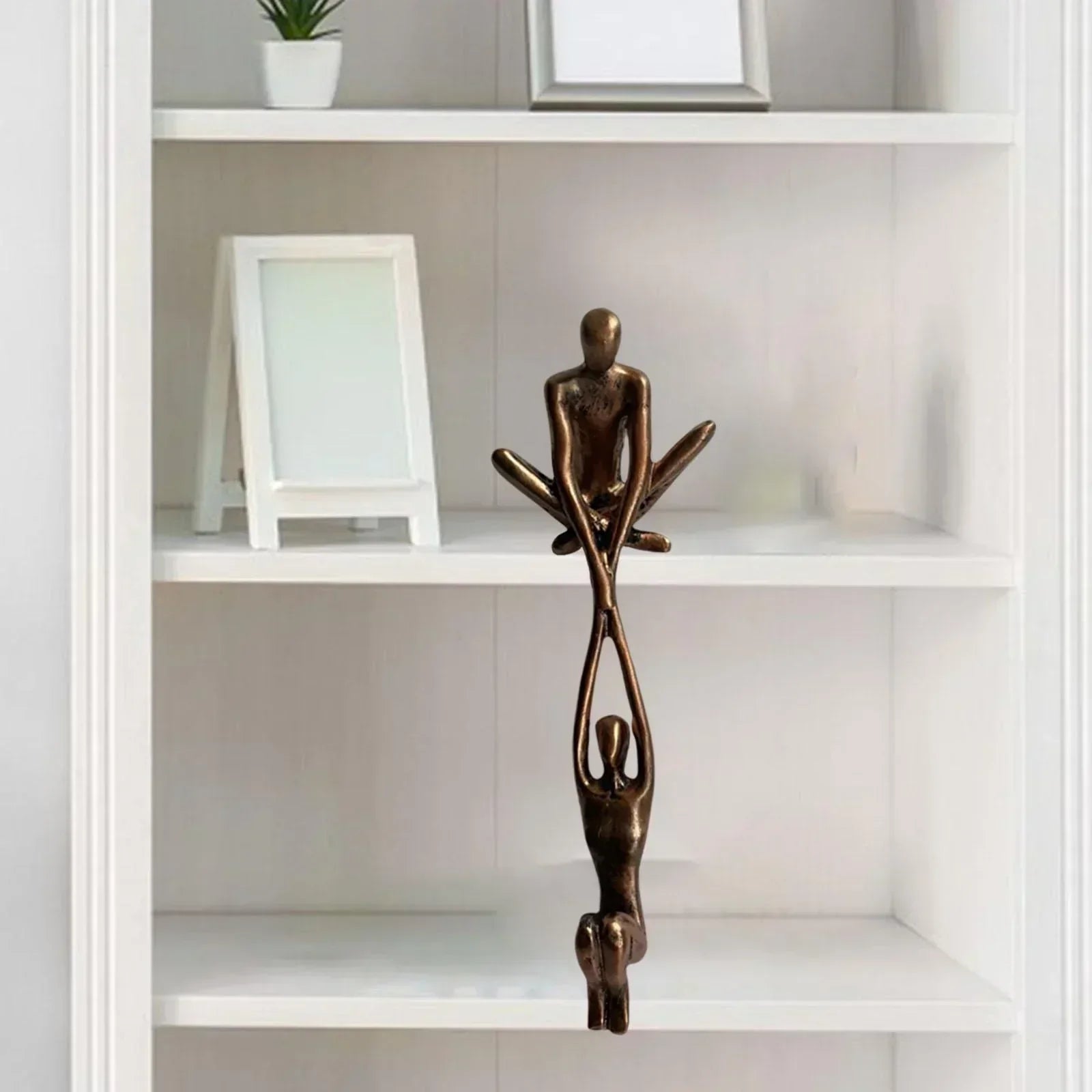 Dekoracyjna Figurka Miłość i Siła z Żywicy – widok produktu 4 | Nuvira Home