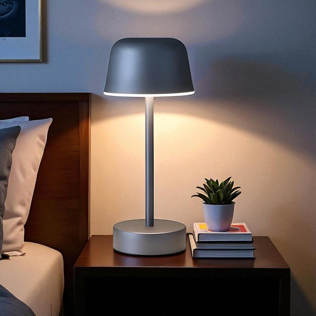 Dekoracyjna Lampa Stołowa Szklana – Pryzmatyczny Blask – widok produktu 4 | Nuvira Home