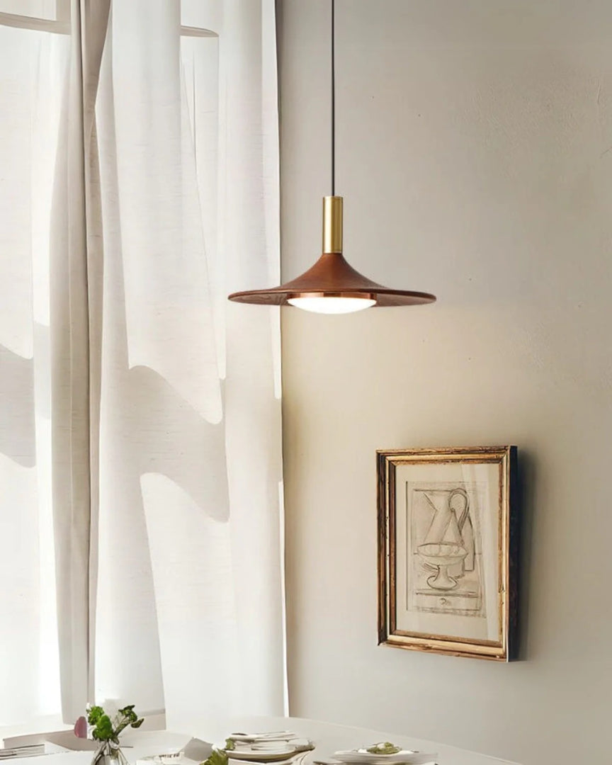 Dekoracyjna lampa wisząca z mosiądzu i drewna – widok produktu 4 | Nuvira Home