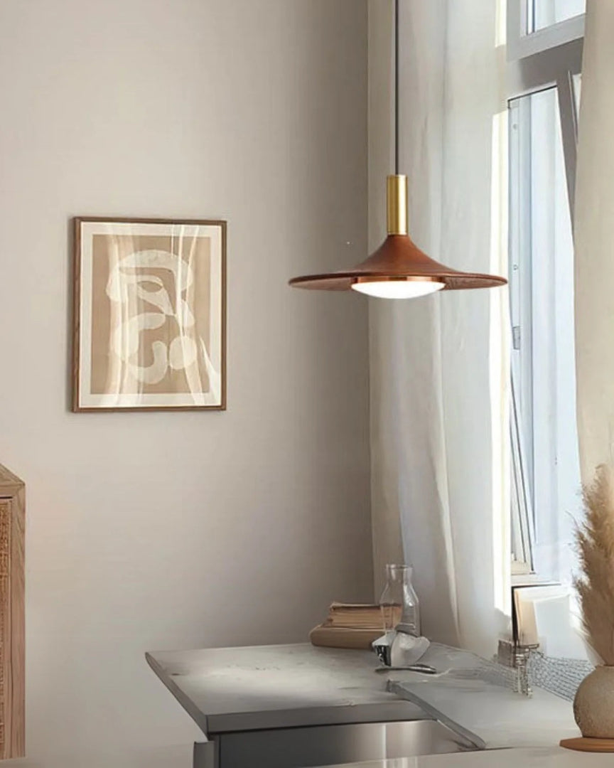 Dekoracyjna lampa wisząca z mosiądzu i drewna – widok produktu 6 | Nuvira Home