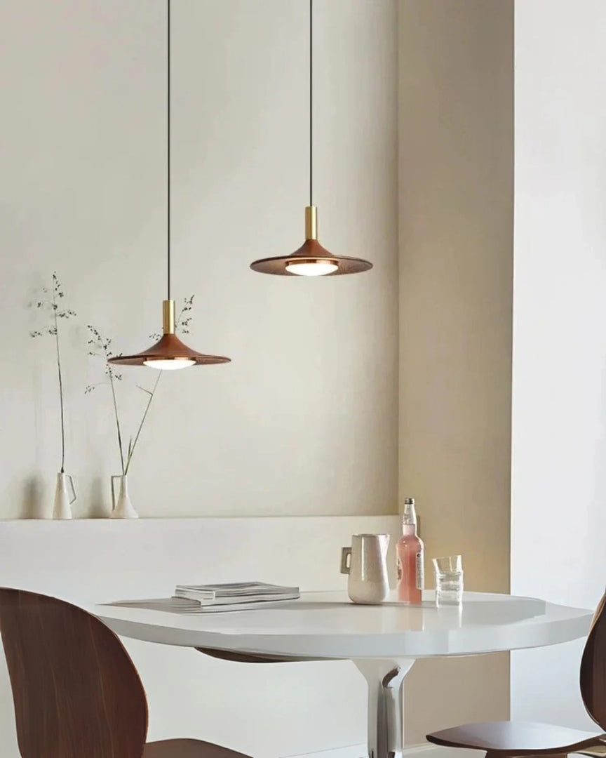 Dekoracyjna lampa wisząca z mosiądzu i drewna – widok produktu 7 | Nuvira Home