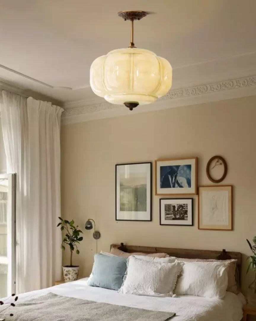 Dekoracyjna szklana lampa wisząca z detalami z mosiądzu – widok produktu 1 | Nuvira Home