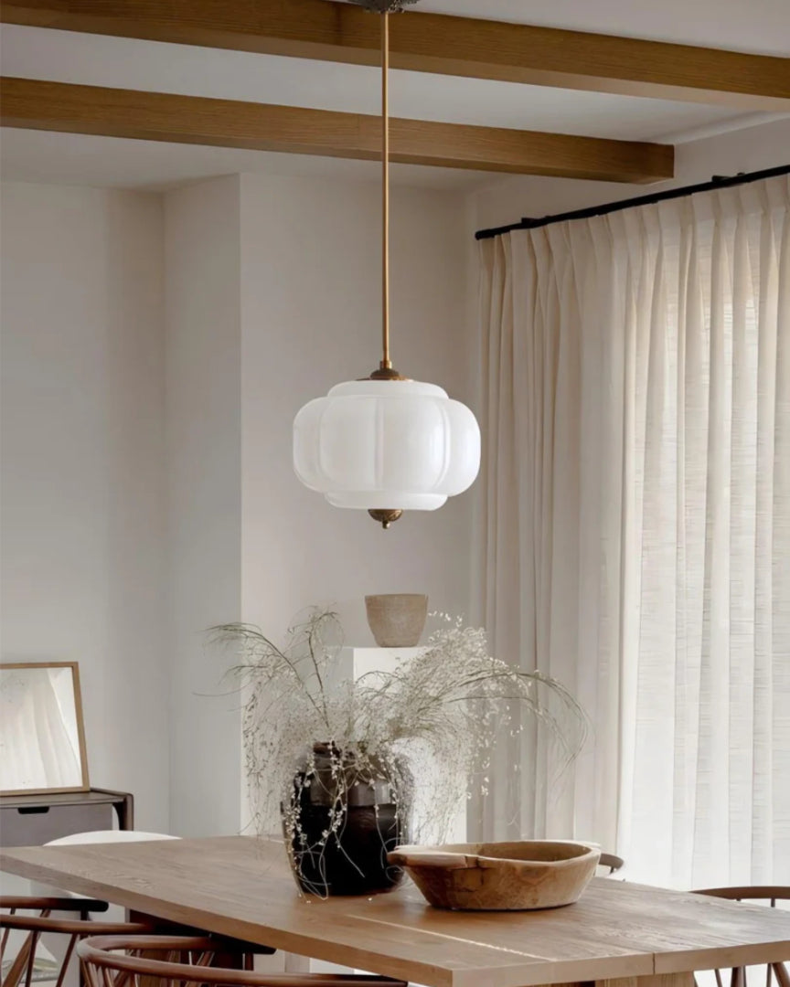 Dekoracyjna szklana lampa wisząca z detalami z mosiądzu – widok produktu 13 | Nuvira Home
