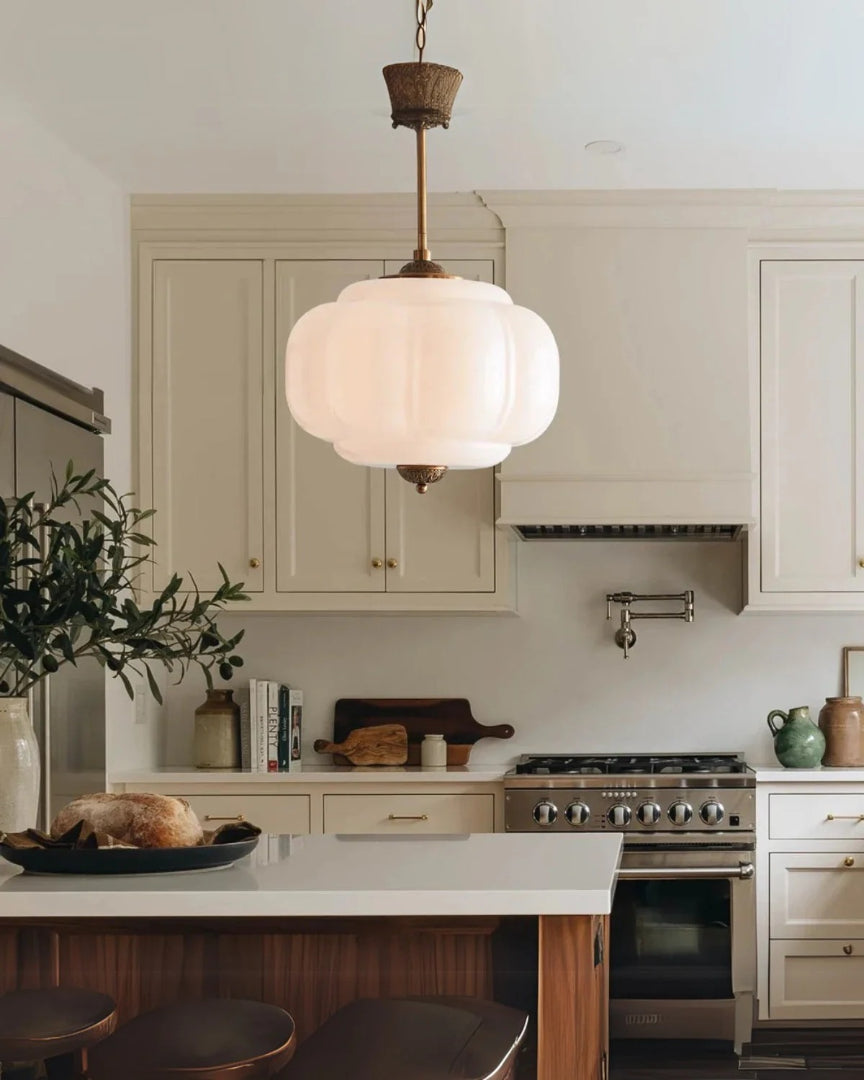 Dekoracyjna szklana lampa wisząca z detalami z mosiądzu – widok produktu 16 | Nuvira Home