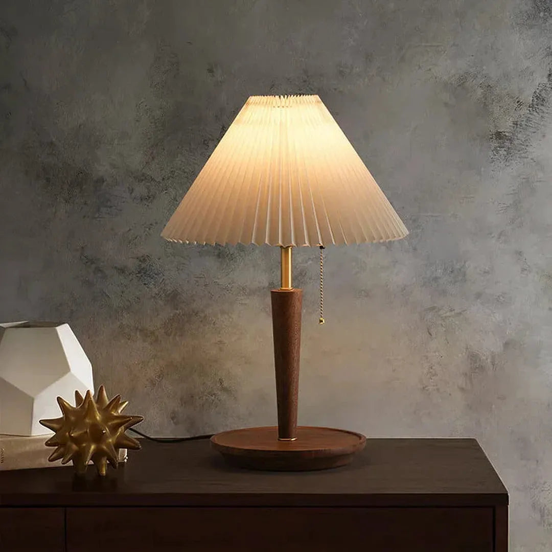 Drewniana Lampa Stołowa Z Plisowanym Kloszem – widok produktu 2 | Nuvira Home