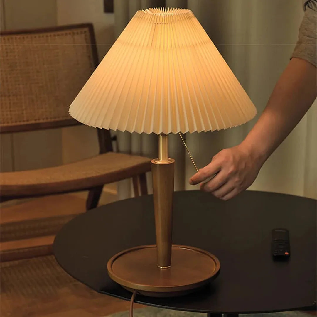 Drewniana Lampa Stołowa Z Plisowanym Kloszem – widok produktu 3 | Nuvira Home