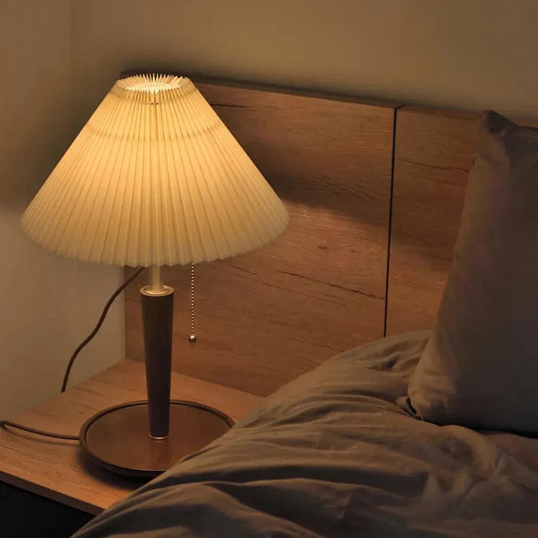 Drewniana Lampa Stołowa Z Plisowanym Kloszem – widok produktu 4 | Nuvira Home