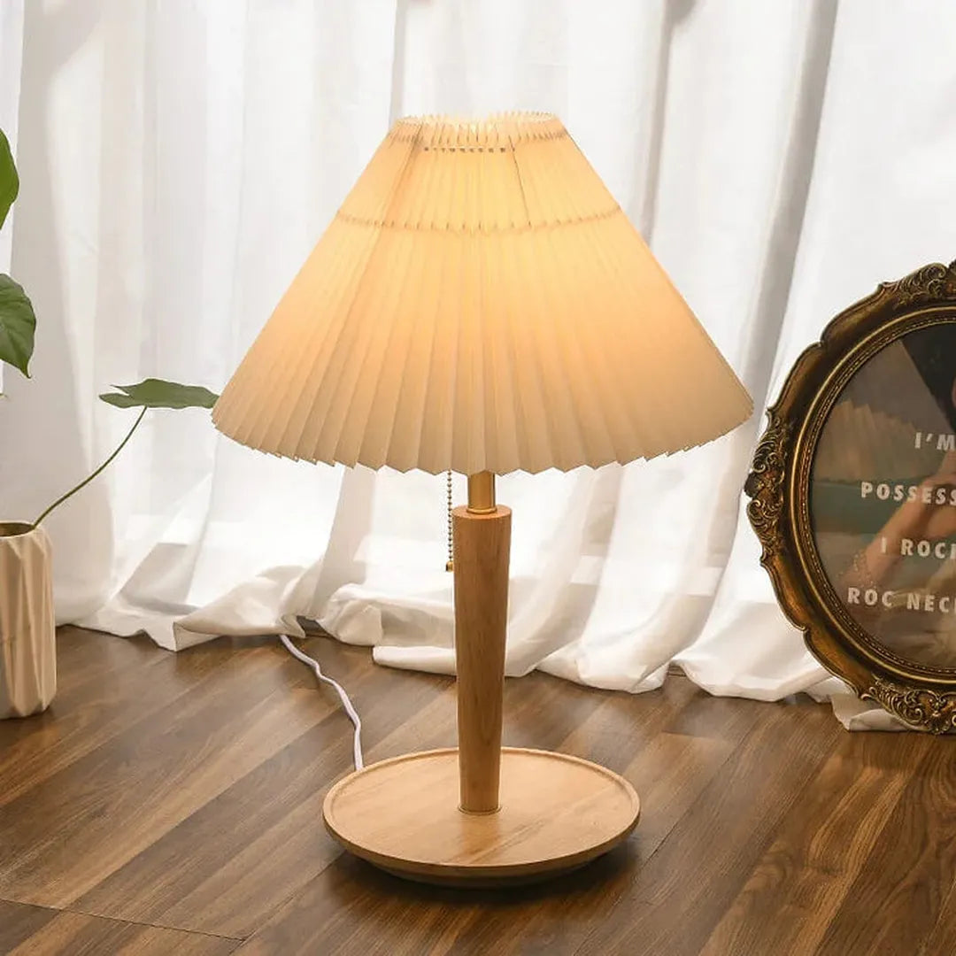 Drewniana Lampa Stołowa Z Plisowanym Kloszem – widok produktu 7 | Nuvira Home