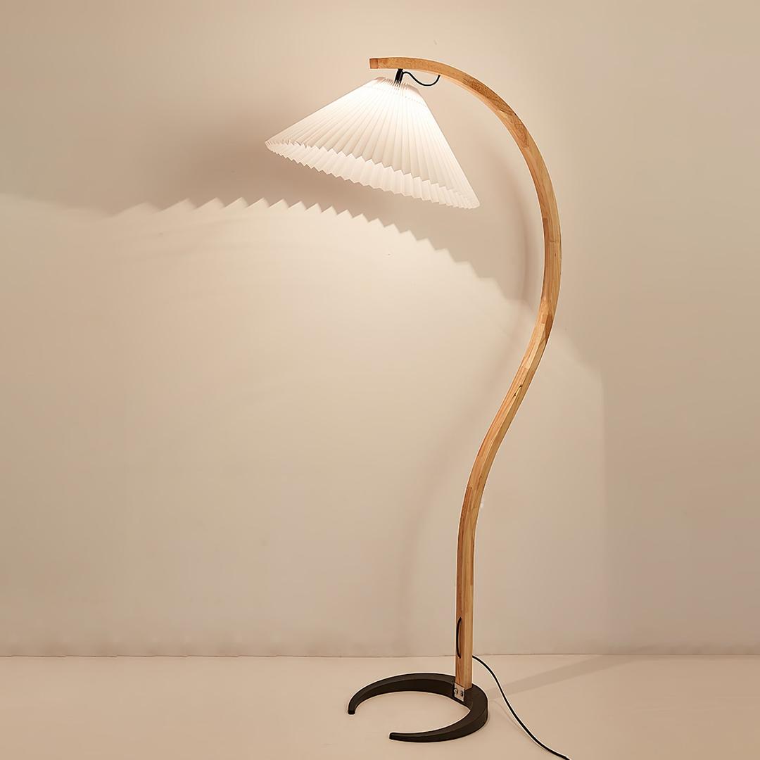 Drewniana Podłogowa Lampa Z Plisowanym Kloszem – widok produktu 1 | Nuvira Home
