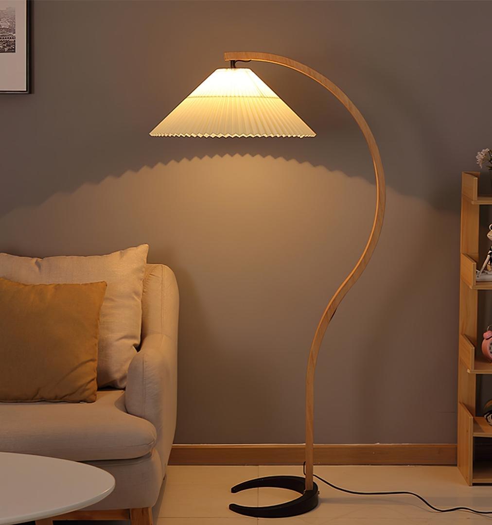 Drewniana Podłogowa Lampa Z Plisowanym Kloszem – widok produktu 12 | Nuvira Home
