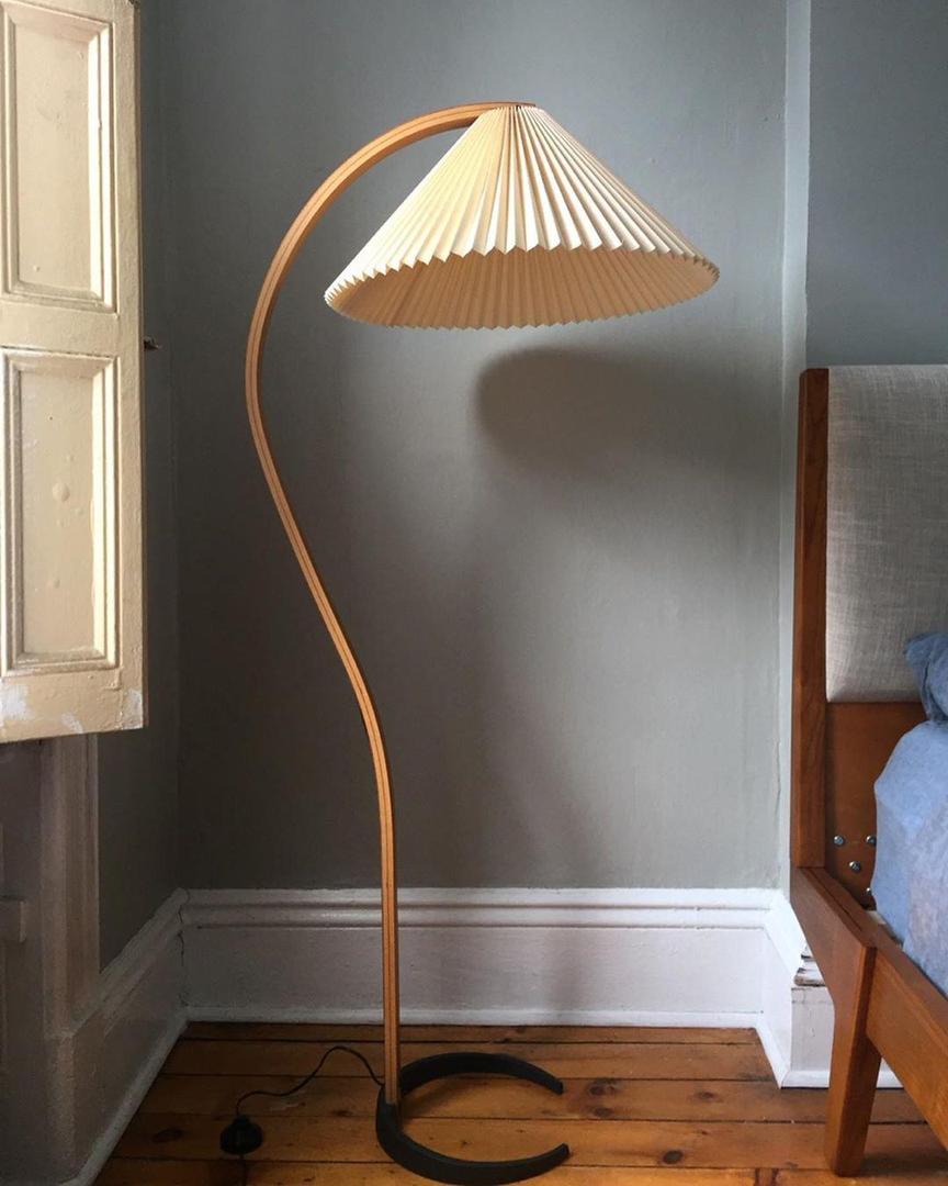 Drewniana Podłogowa Lampa Z Plisowanym Kloszem – widok produktu 23 | Nuvira Home