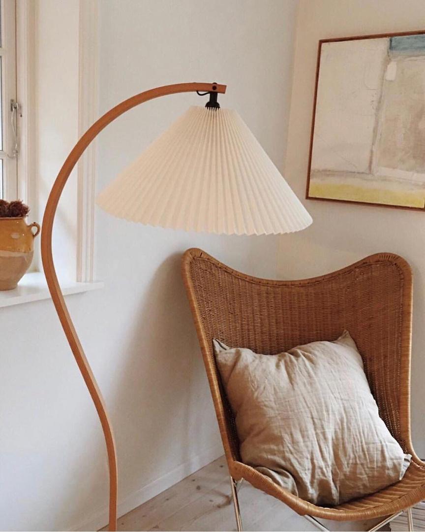 Drewniana Podłogowa Lampa Z Plisowanym Kloszem – widok produktu 26 | Nuvira Home