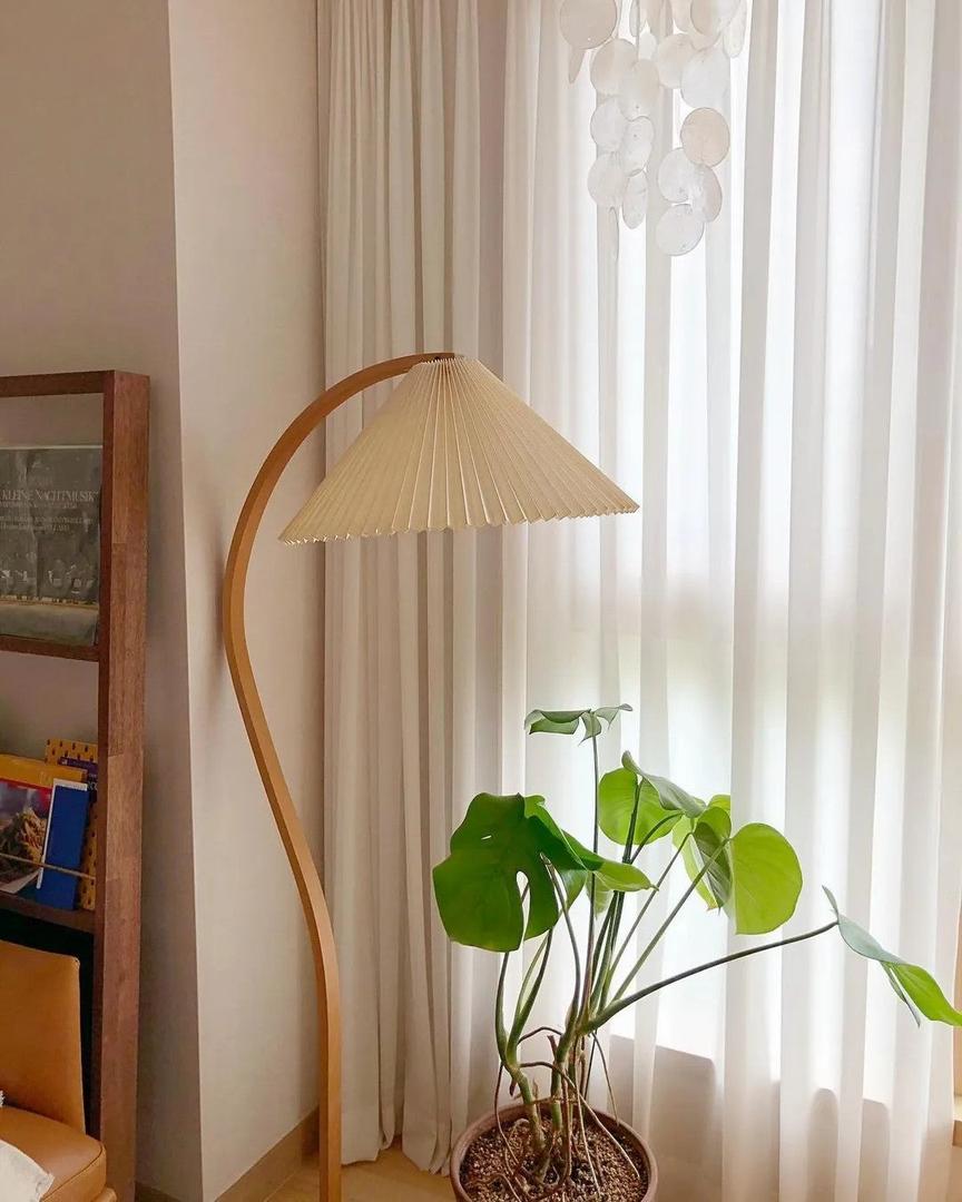 Drewniana Podłogowa Lampa Z Plisowanym Kloszem – widok produktu 27 | Nuvira Home