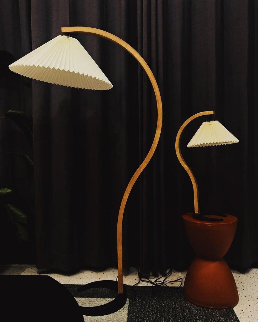 Drewniana Podłogowa Lampa Z Plisowanym Kloszem – widok produktu 31 | Nuvira Home