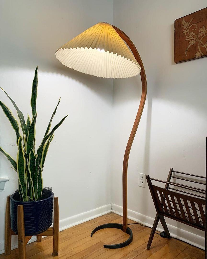 Drewniana Podłogowa Lampa Z Plisowanym Kloszem – widok produktu 32 | Nuvira Home
