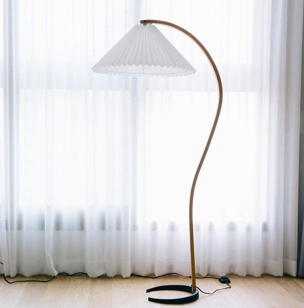 Drewniana Podłogowa Lampa Z Plisowanym Kloszem – widok produktu 34 | Nuvira Home
