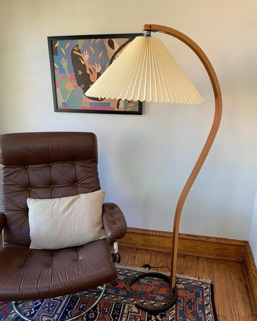 Drewniana Podłogowa Lampa Z Plisowanym Kloszem – widok produktu 43 | Nuvira Home