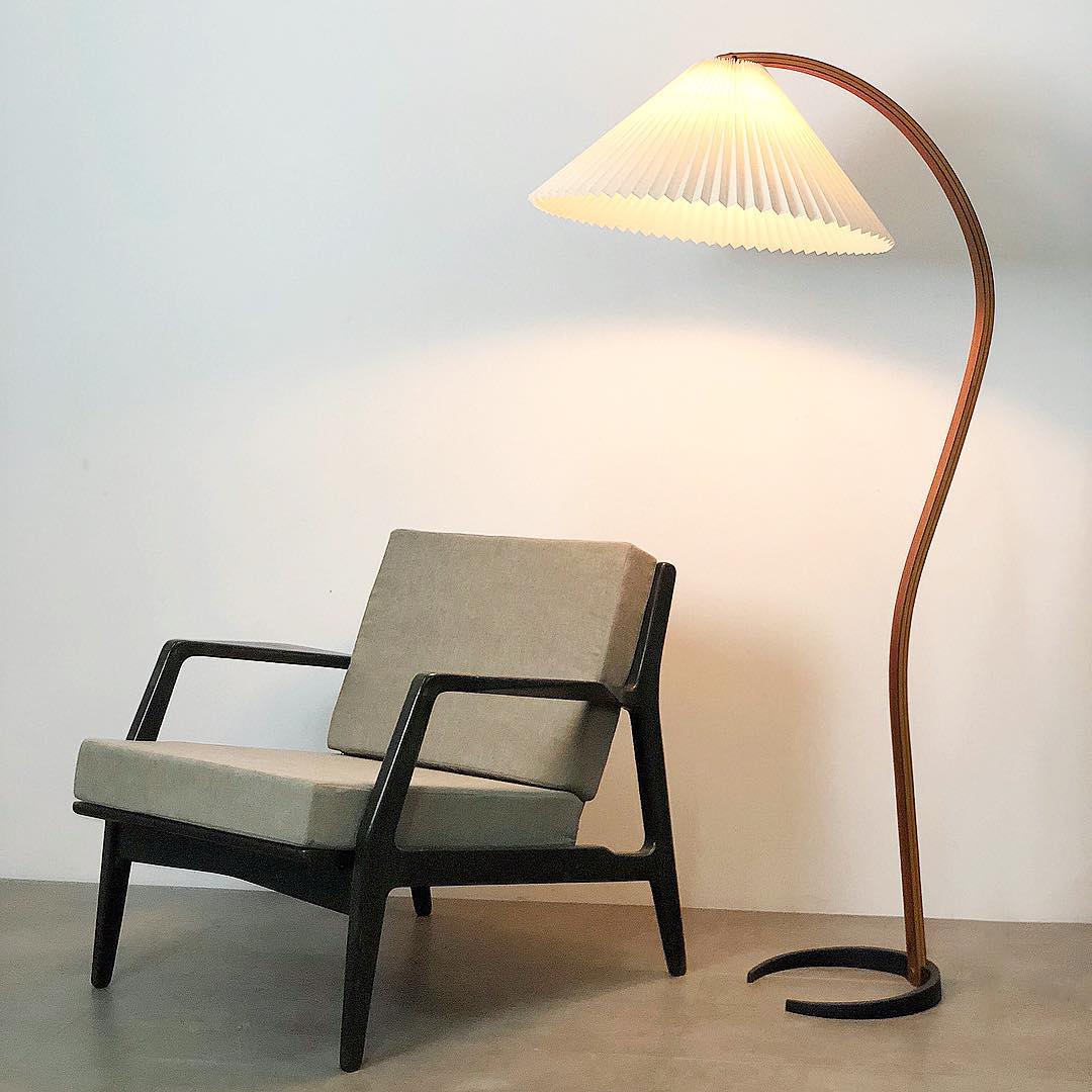 Drewniana Podłogowa Lampa Z Plisowanym Kloszem – widok produktu 44 | Nuvira Home