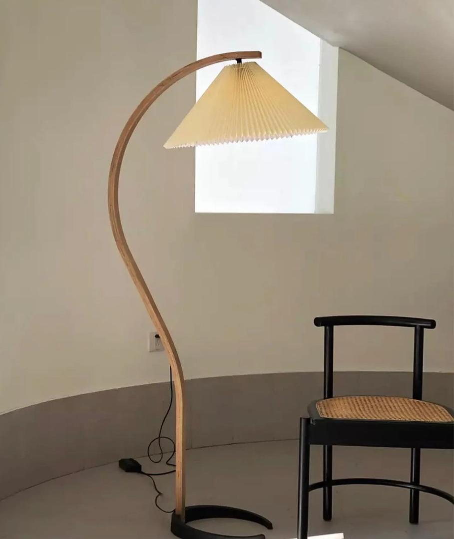 Drewniana Podłogowa Lampa Z Plisowanym Kloszem – widok produktu 50 | Nuvira Home