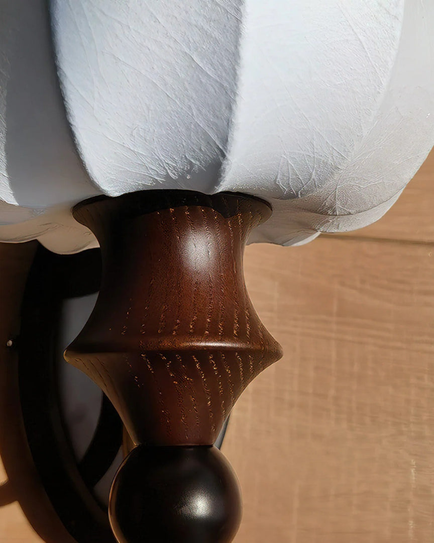 Drewniano-tkaninowa lampa ścienna o ciepłym charakterze – widok produktu 5 | Nuvira Home